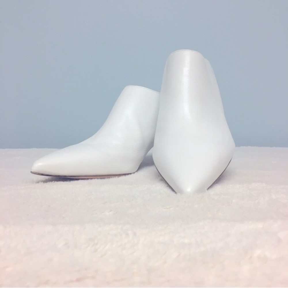 ⭐️⭐️Stuart Weitzman Women's Sophisticated White Soft Cowhide Leather Mira Mules